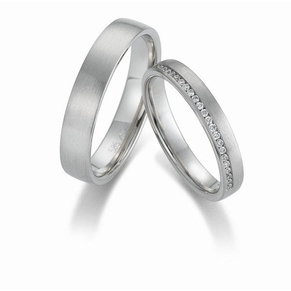 Moderne Gerstner vielsesringe i 9 eller 14 karat hvidguld med 0,14 ct diamanter i silkemat finish.