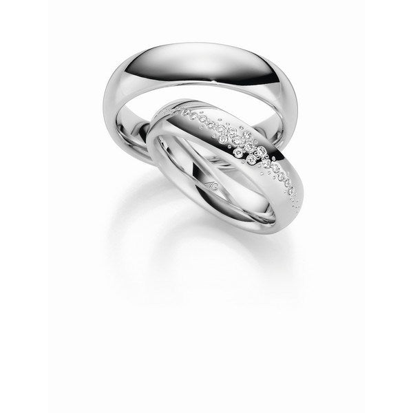 Smukke Gerstner vielsesringe i 9 eller 14 karat hvidguld med 18 diamanter i damering og enkel herrering.