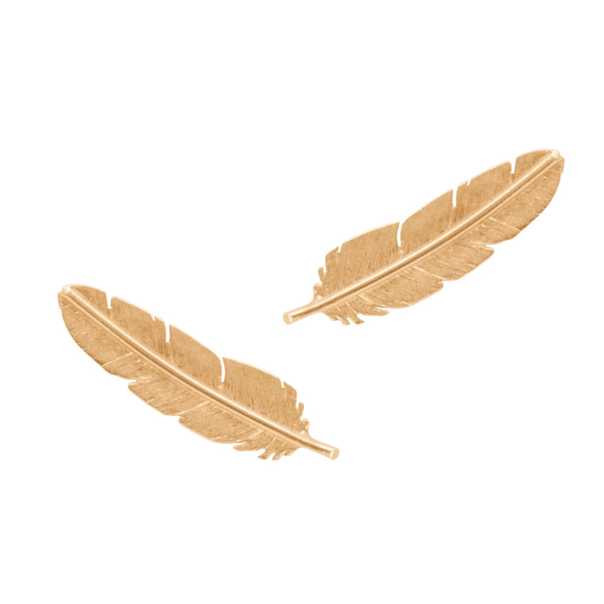 Heiring ørestikker fra Fjer-kollektionen i 18 karat forgyldt sterlingsølv, 24 mm, med fjerformet design.