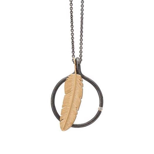 Heiring vedhæng fra Drømmefanger-kollektionen i sort oxyderet sølv med 0,02 ct diamant og forgyldt sølvfjer, mellem (28 mm).