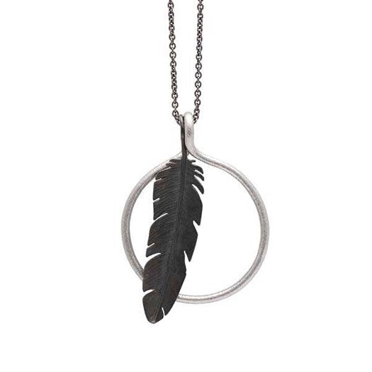 Heiring drømmefanger og fjer vedhæng i sølv og sort oxyderet sølv, stor (38 mm)