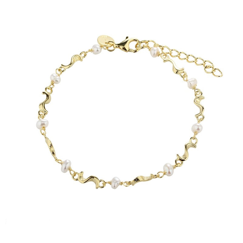 Aqua Dulce Rhumba Pearl armbånd i forgyldt sølv med hvide ferskvandsperler, 17–20 cm.