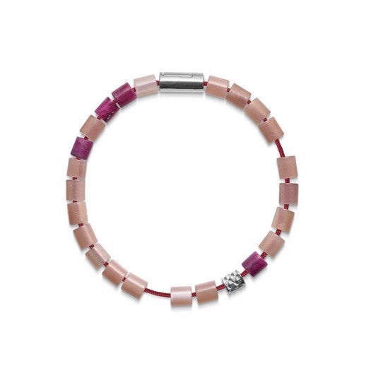 Black Sun armbånd i rød nylon med sølvlås, sølvperler, rubiner og pink månesten 16,5–21 cm