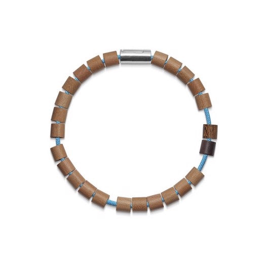 Black Sun TOFINO armbånd fra Mads Z i turkis nylonsnor med træperler i oak, sort og mørk driftwood samt sølvlås.