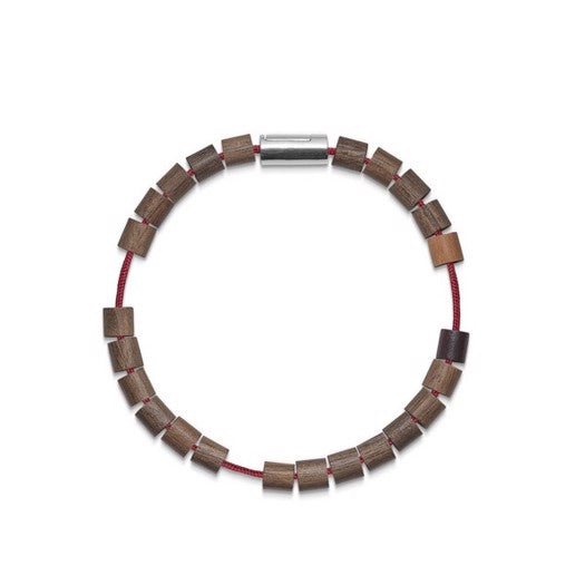 Black Sun BYRON BAY armbånd fra Mads Z med mørkerød nylonsnor, træperler i grå og oak driftwood samt sølvlås, 16,5–21 cm.