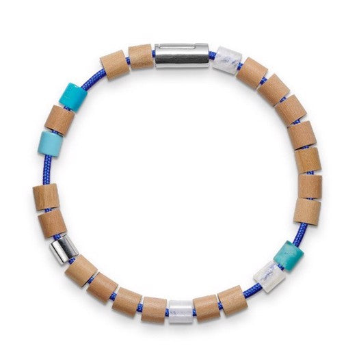 BLUE HAWAII armbånd fra Mads Z Black Sun i blå nylon med klare og lyse perler samt sølvlås.