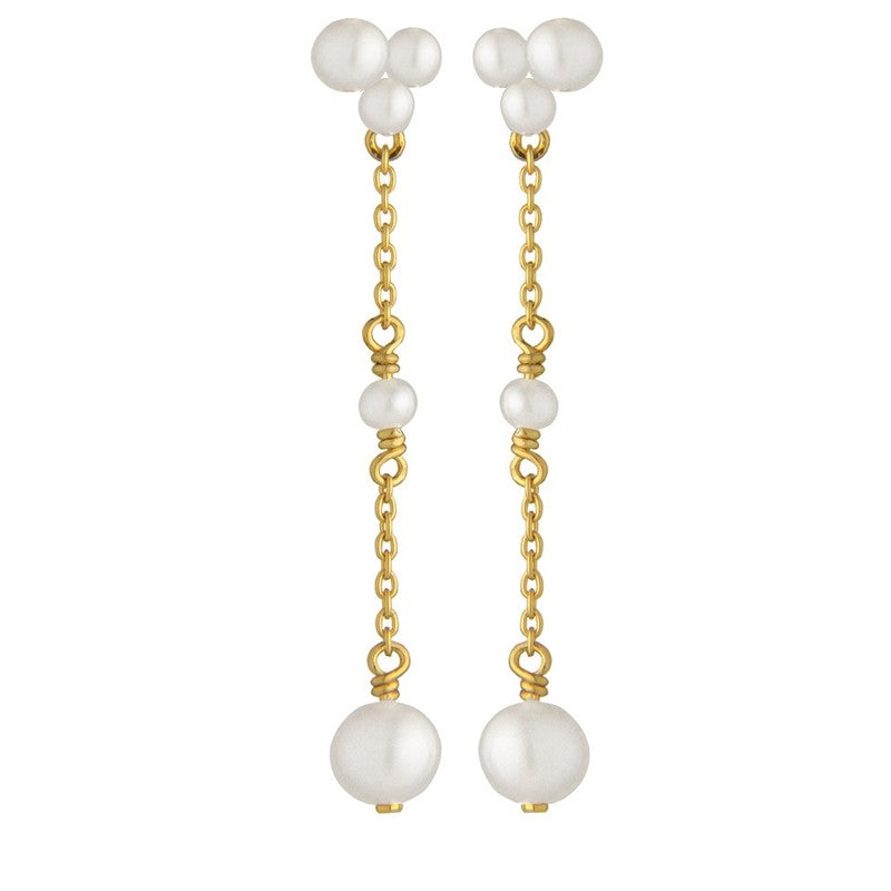 Cordelia Pearly Drop øreringe fra Jeberg Jewellery i forgyldt sølv med ferskvandsperler