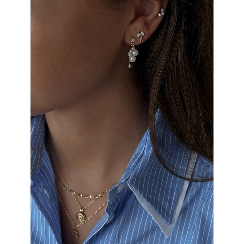 Cordelia Pearl Romance øreringe fra Jeberg Jewellery i forgyldt sølv med ferskvandsperler