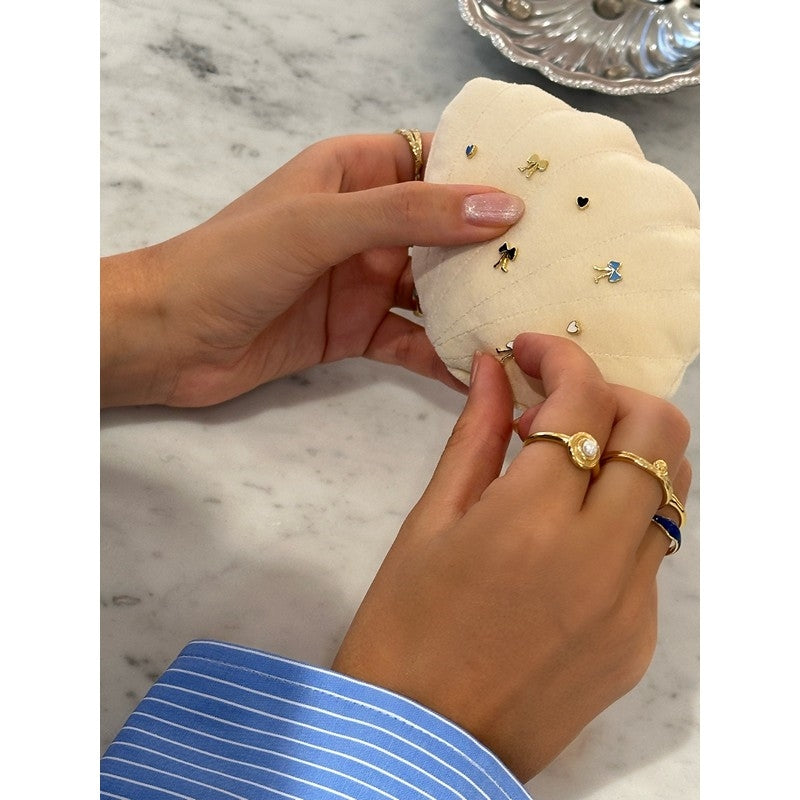 Petite Bow øreringe fra Jeberg Jewellery i forgyldt sølv med blå emalje