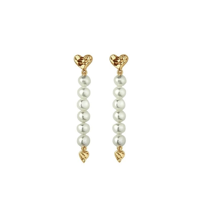 Jeberg Adore øreringe i 14 kt forgyldt sølv med seks hvide perler og to hjerter, 40 mm.