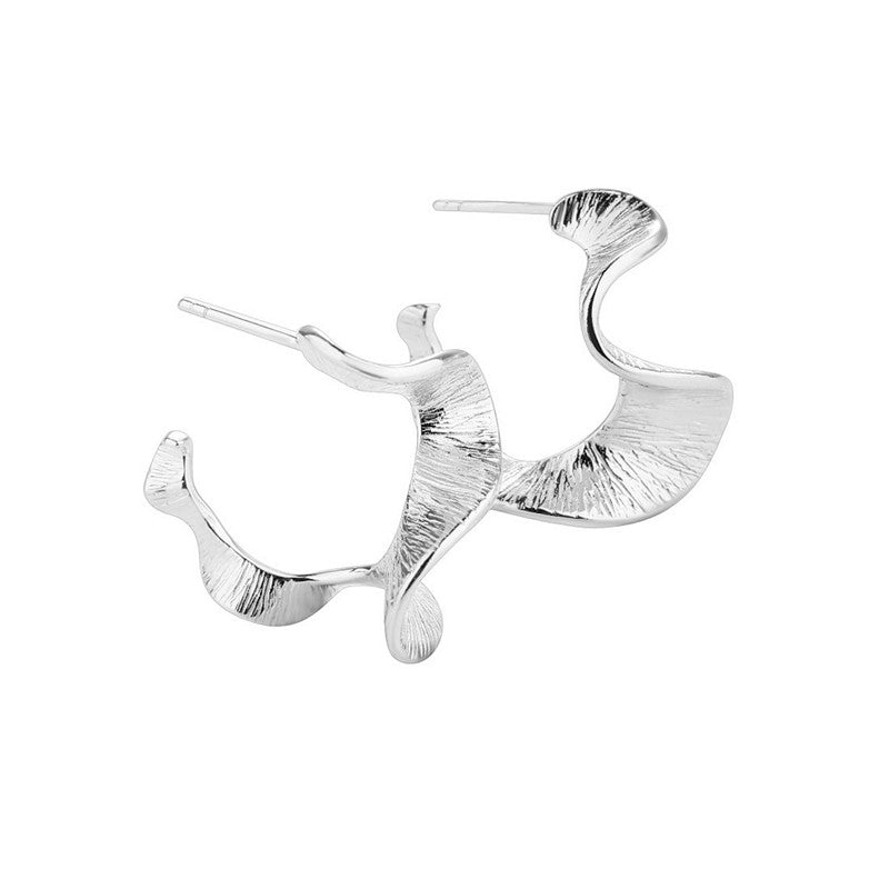 Aqua Dulce Rhumba medium creoler i sterlingsølv 25 mm – elegante sølvøreringe med bølgende struktur.