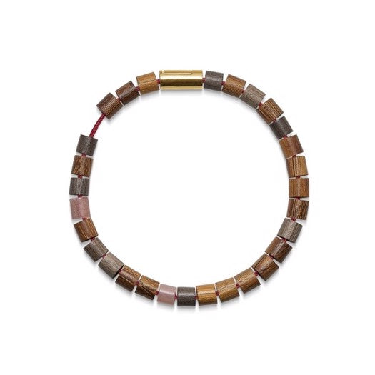 Black Sun BONDI BEACH, AUS. armbånd fra Mads Z i rød nylonsnor med 14 kt guldlås, pink månesten og driftwood-perler.