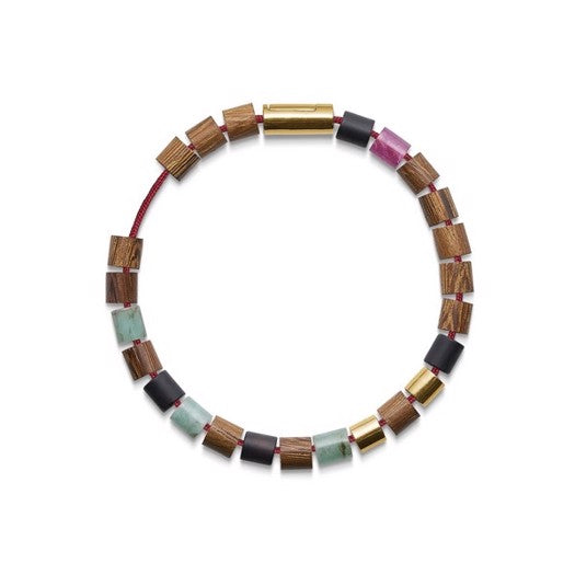 Black Sun armbånd fra Mads Z i rød nylonsnor med 14 kt guldlås, smaragd, rubin, onyx og brun driftwood.