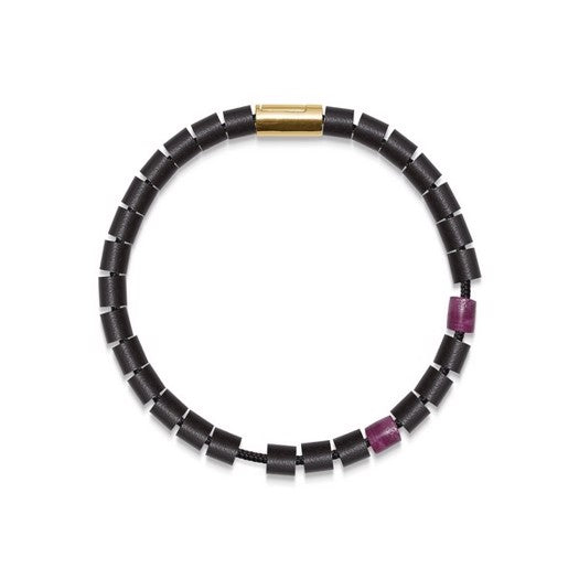 CLOUD NINE armbånd fra Mads Z i sort nylonsnor med 14 kt guldlås, rubin, onyx og black driftwood, 16,5–21 cm