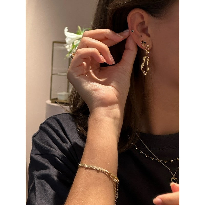 Jeberg Jewellery bow øreringe i forgyldt sølv med sort emalje, 5 mm