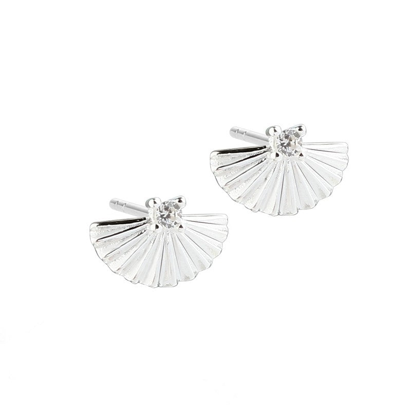 Aqua Dulce Kaya Fan ørestikker i sterlingsølv med klar zirkonia og vifteform, 8 mm.