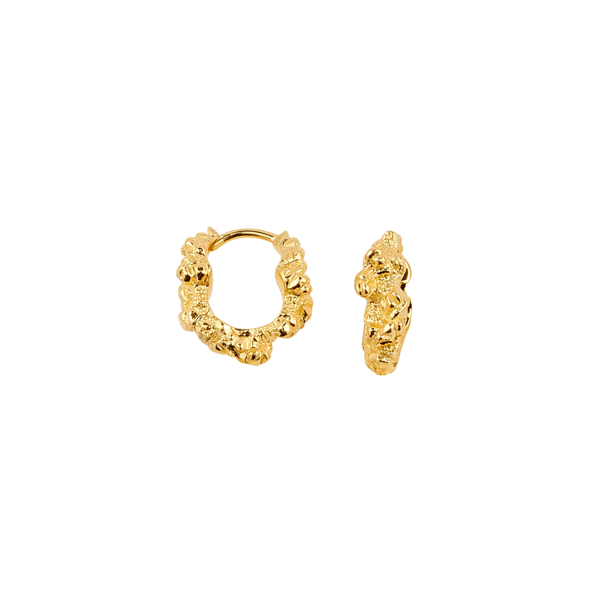 Small Levitate Crush hoops fra Camille Brinch i 925 sterlingsølv med 22 karat forgyldning og knust tekstur.