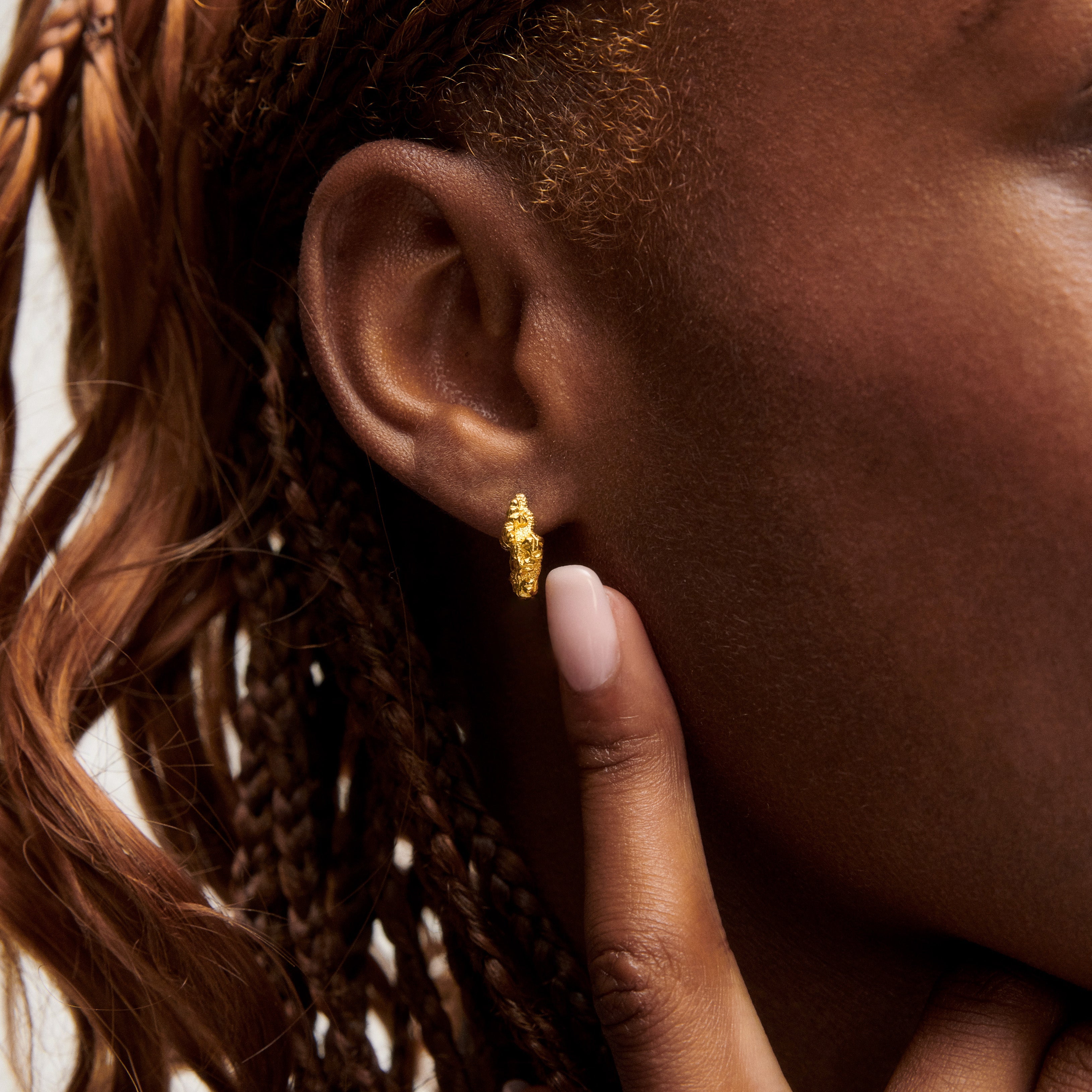 Camille Brinch Small Levitate Crush Hoops i forgyldt sølv – nærbillede af detalje