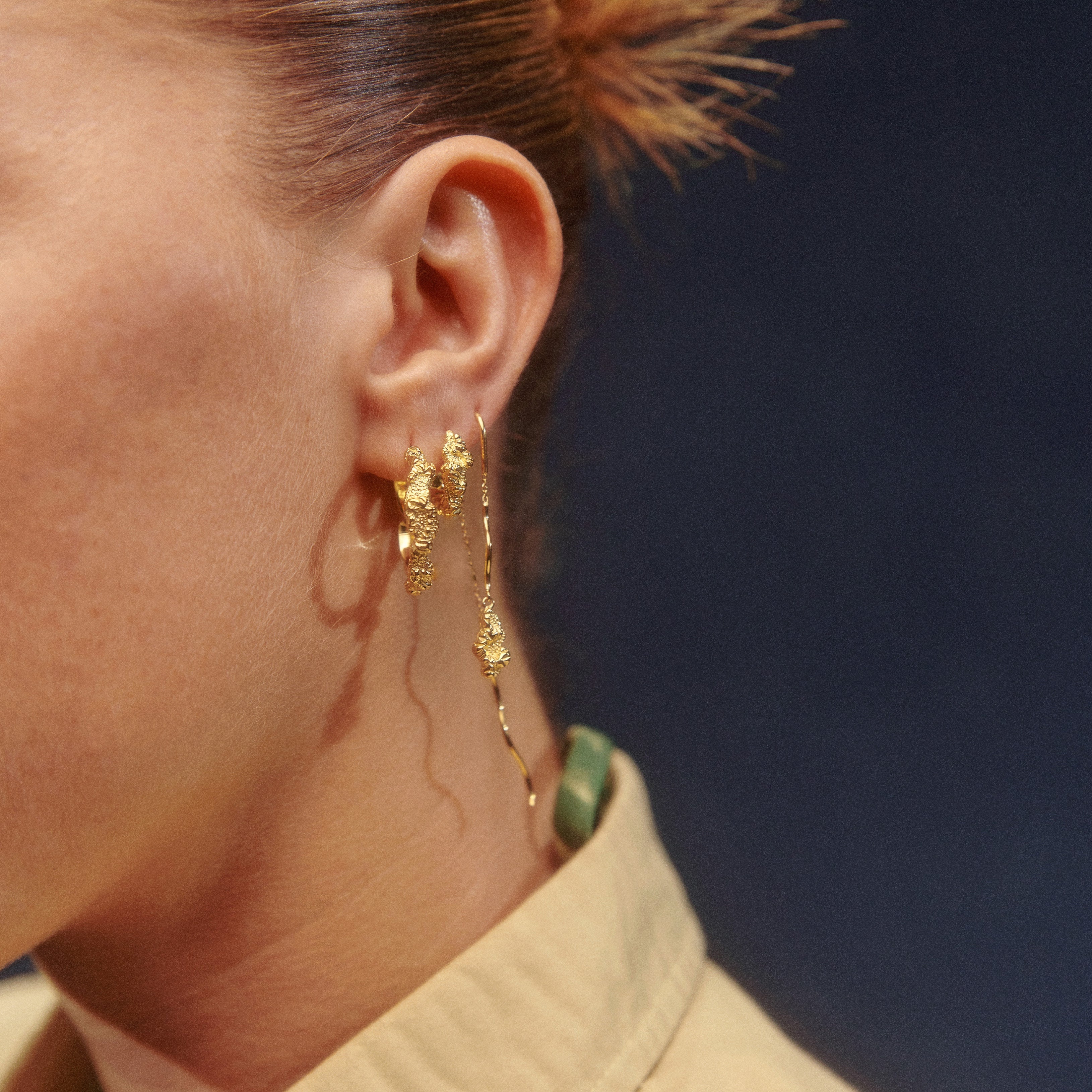 Camille Brinch Small Levitate Crush Hoops i forgyldt sølv – set fra siden