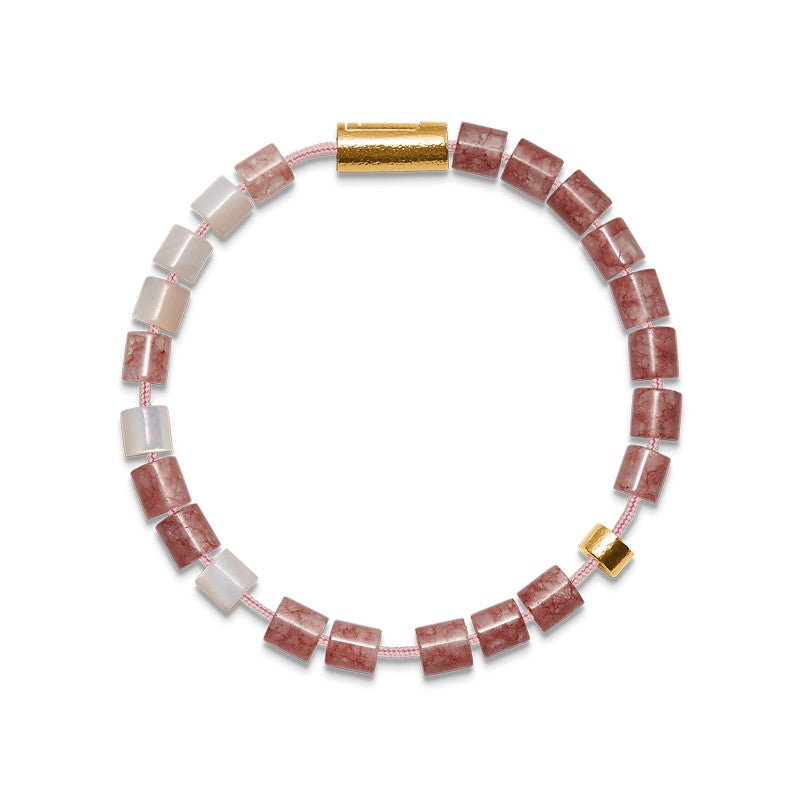 Black Sun Cherry Bay armbånd fra Mads Z med jordbærkvarts, hvid agat og forgyldt messinglås på rosa snor, 18–21 cm.