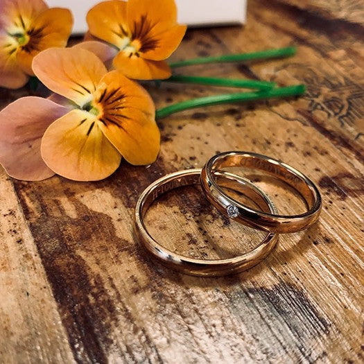 Aagaard vielsesringe i 9 eller 14 karat guld med 0,05 ct lab diamant