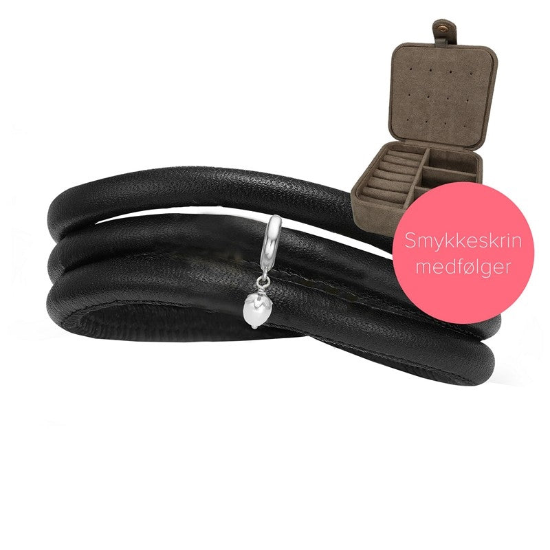 Christina Jewelry & Watches Embrace læderarmbånd i sort med sølv charm og ferskvandsperle samt medfølgende smykkeskrin.