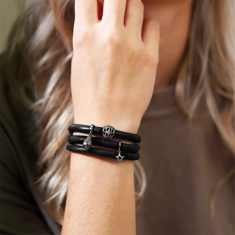 Stars Drop charm i sort sølv med 12 safirer fra Christina Jewelry & Watches