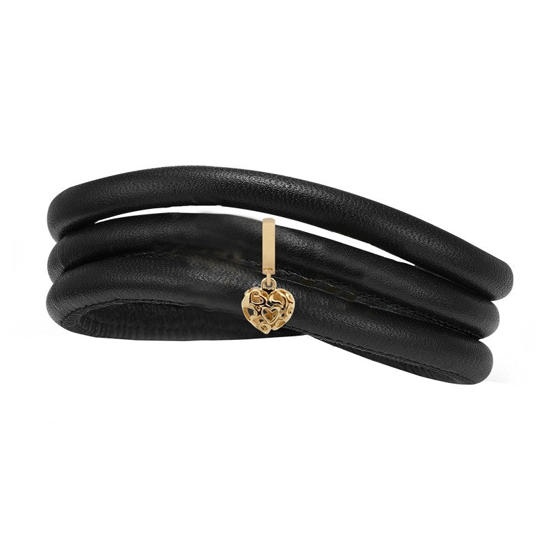 Heart Beat Love læderarmbånd med forgyldt sølv charm og hjerteformede udskæringer fra Christina Jewelry & Watches, 70 cm.