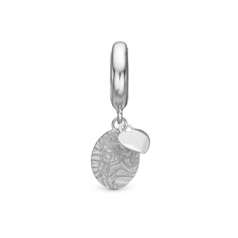 Fingerprint charm i sterlingsølv fra Christina Jewelry & Watches med rund plade og hjertevedhæng til læderarmbånd.