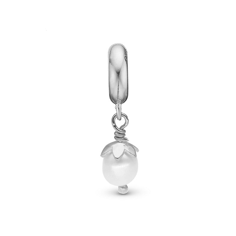 Sparkling Pearl charm i sølv fra Christina Jewelry & Watches med hvid perle.