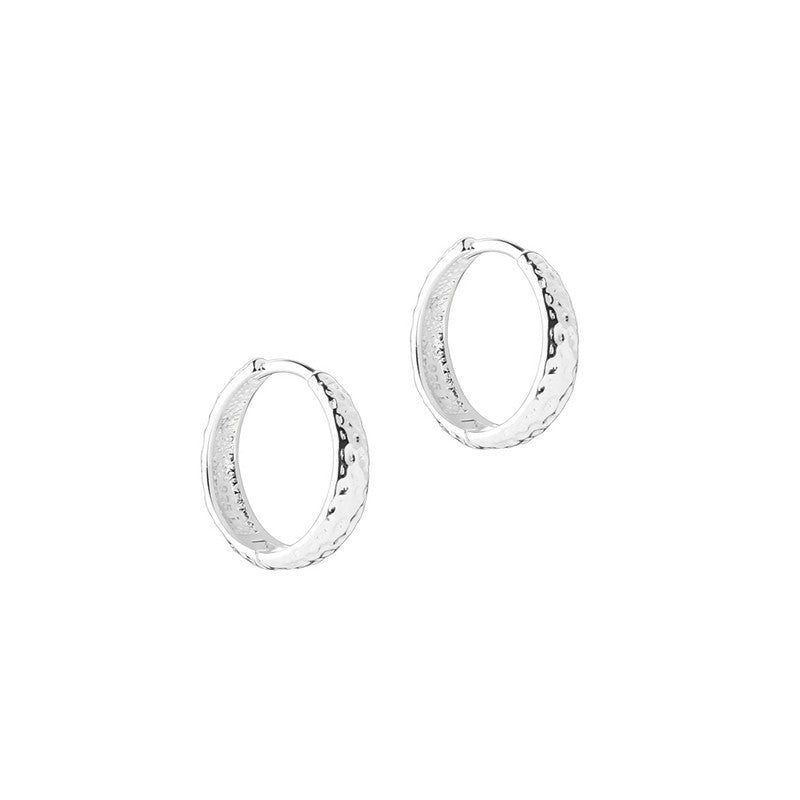 Aqua Dulce Cappa Hoop øreringe i sterlingsølv med hamret overflade, 16 mm.