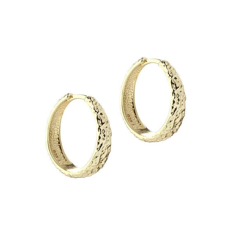 Aqua Dulce Cappa creoler 20 mm i forgyldt sterlingsølv med hamret overflade.