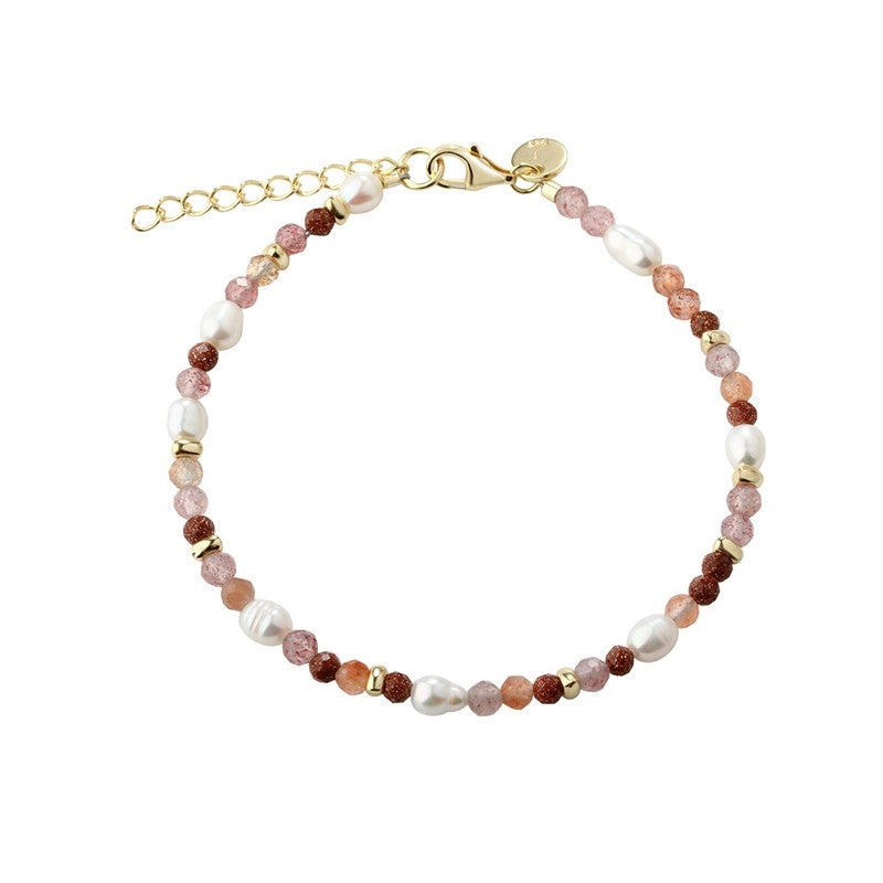 Aqua Dulce Peachy armbånd i forgyldt sølv med jordbærkvarts, solsten, guldsten og ferskvandsperler, 17–20 cm.