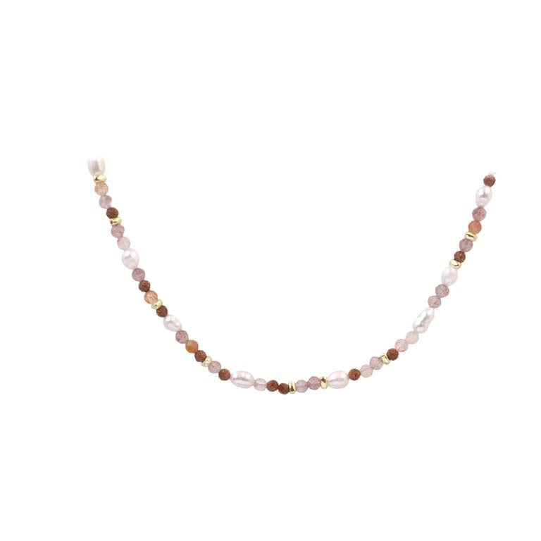 Peachy halskæde i forgyldt sølv med strawberry quartz, golden sand, sunstone og ferskvandsperler fra Aqua Dulce, 42–45 cm.