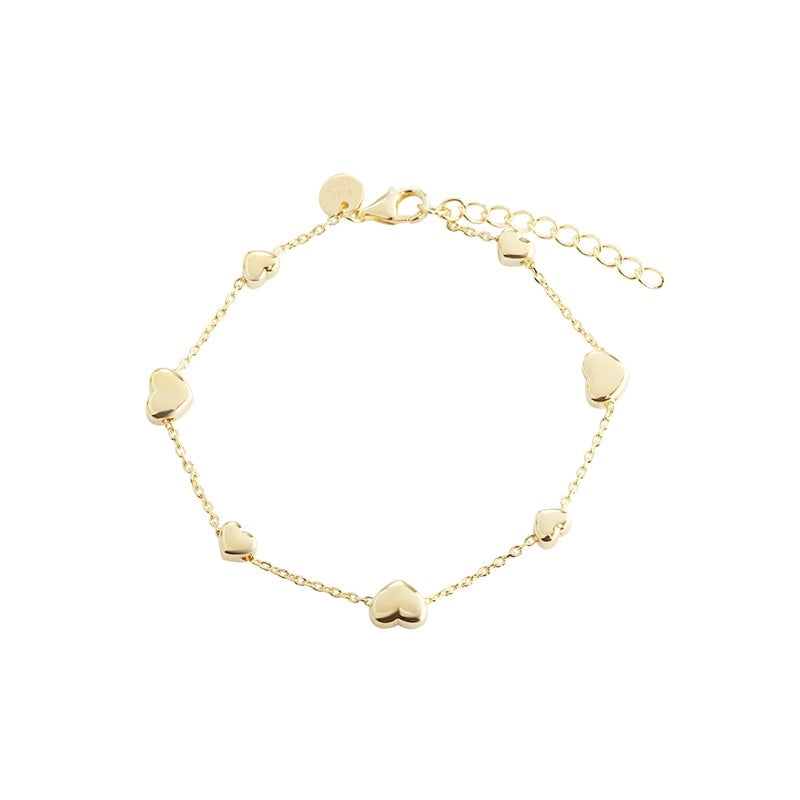 Aqua Dulce Karla armbånd i 14 karat forgyldt sterlingsølv med små hjerter i forskellige størrelser, 17–20 cm.
