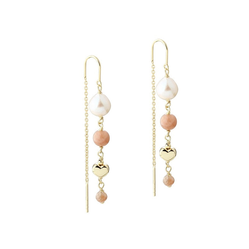 Karla Rose øreringe fra Aqua Dulce i 14 karat forgyldt sølv med rosa sten, ferskvandsperler og hjerteformet detalje.