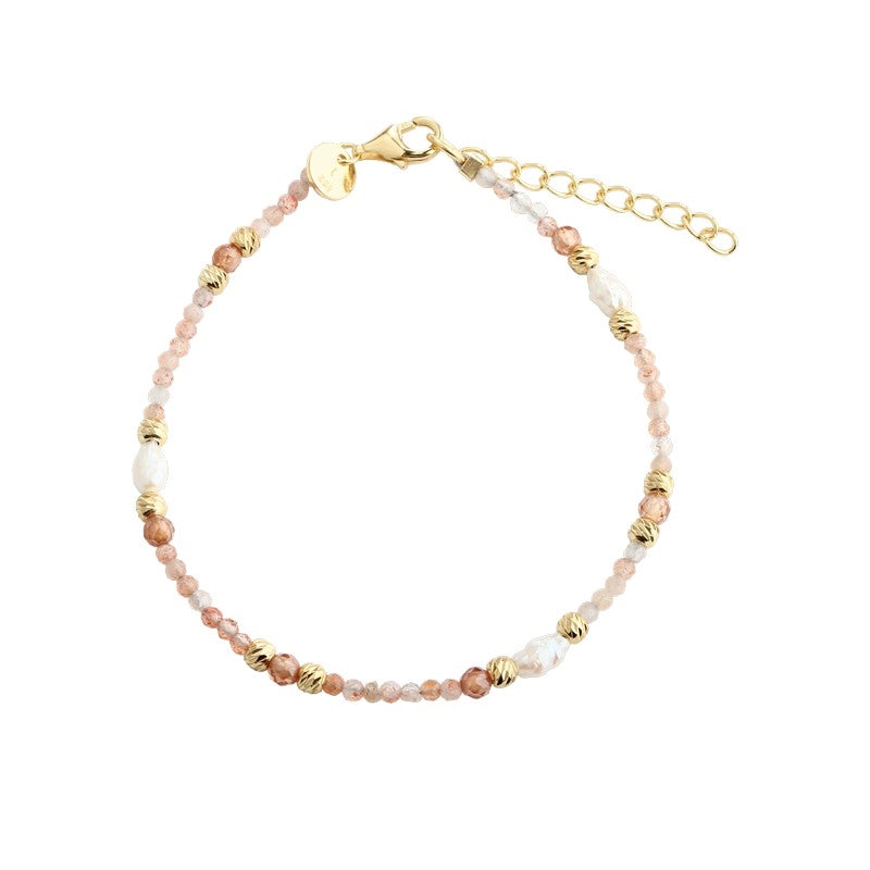Aqua Dulce Sunella armbånd i forgyldt sølv med rosa og hvide perler, justerbart 17–20 cm.