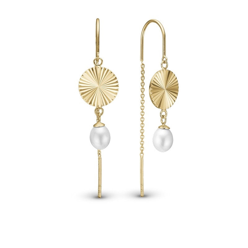 Sparkle Life perleøreringe fra Christina Jewelry & Watches i 18 karat forgyldt sølv med solformet vedhæng og hvid perle.