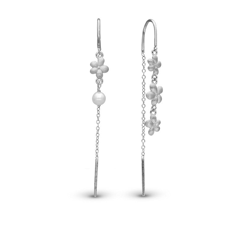 Graceful Flowers øreringe i sterlingsølv med asymmetrisk design og perle fra Christina Jewelry & Watches.