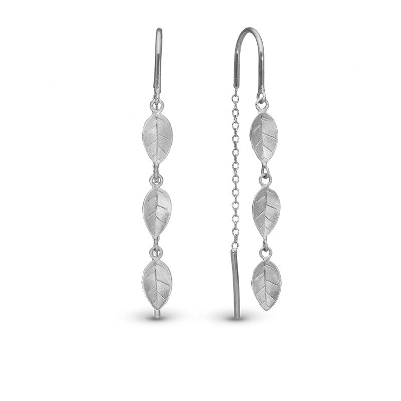 Christina Collect leafs kædeøreringe i sterlingsølv fra Christina Jewelry & Watches med tre bladformede elementer på hver.