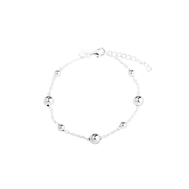 Alba armbånd i sterlingsølv fra Aqua Dulce med justerbar kæde og sølvkugler i forskellige størrelser.