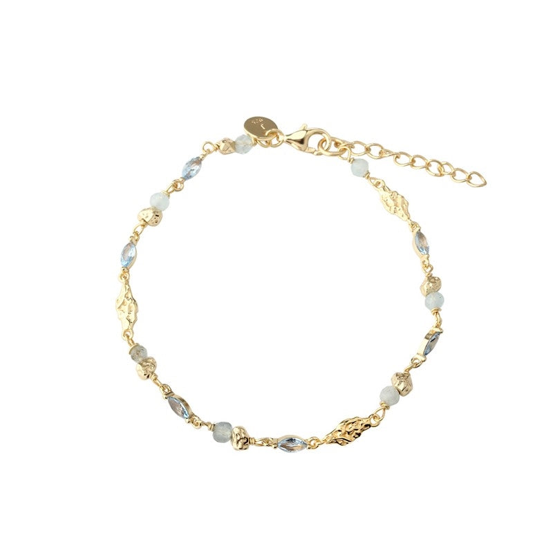 Sinna armbånd i forgyldt sterlingsølv med aquamarin og blå zirkonia fra Aqua Dulce 17–20 cm.