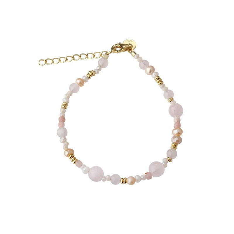 Grace Pearl armbånd fra Aqua Dulce i 14 karat forgyldt sterlingsølv med rosa perler og sten, justerbar 17–20 cm.