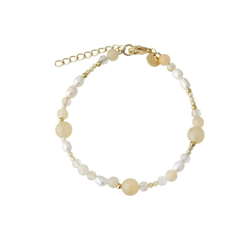 Moonlight Pearl armbånd fra Aqua Dulce i 925 sterlingsølv med 14 karat forgyldning, hvide perler og lyse sten, justerbar 17–20 cm.