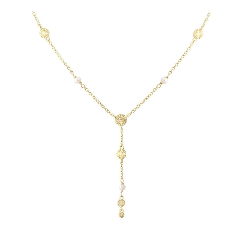 Line halskæde i 925 sterlingsølv med 14 karat forgyldning fra Aqua Dulce, Y-formet med fine detaljer og små hvide perler.