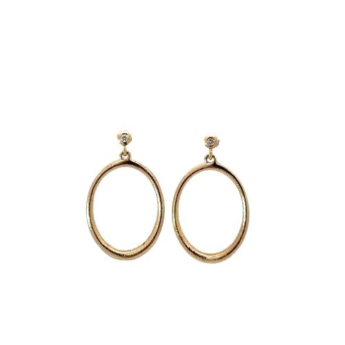 Smykkecenter øreringe i 14 kt guld med 2 x 0,02 ct diamanter – ovale hoops med diamantdetalje.