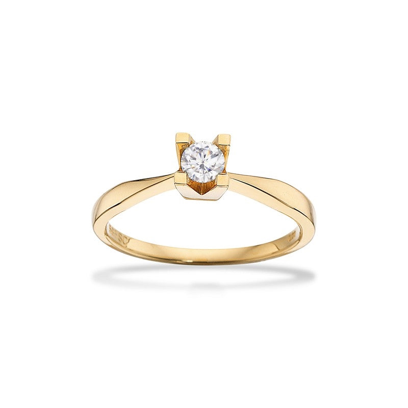 Kleopatra solitairering i 8 karat guld med brillantslebet diamant, liggende på flade