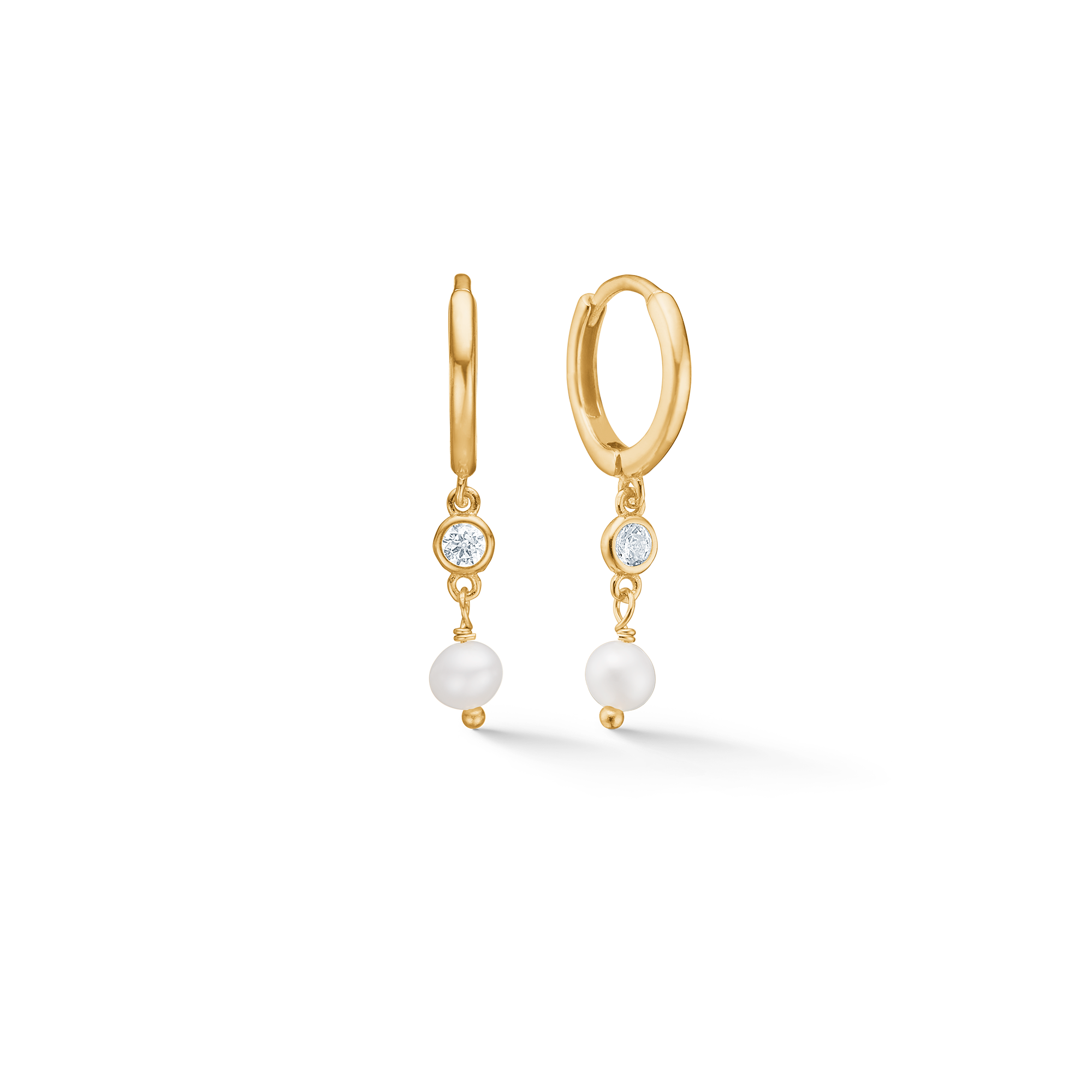 Studio Z Belle creoler i 18 karat forgyldt sølv med perle og zirkonia, 22 mm.