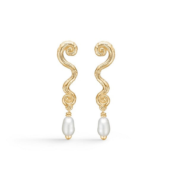 Små Studio Z Wave øreringe i 18 karat forgyldt sølv med dråbeformede hvide kulturperler.