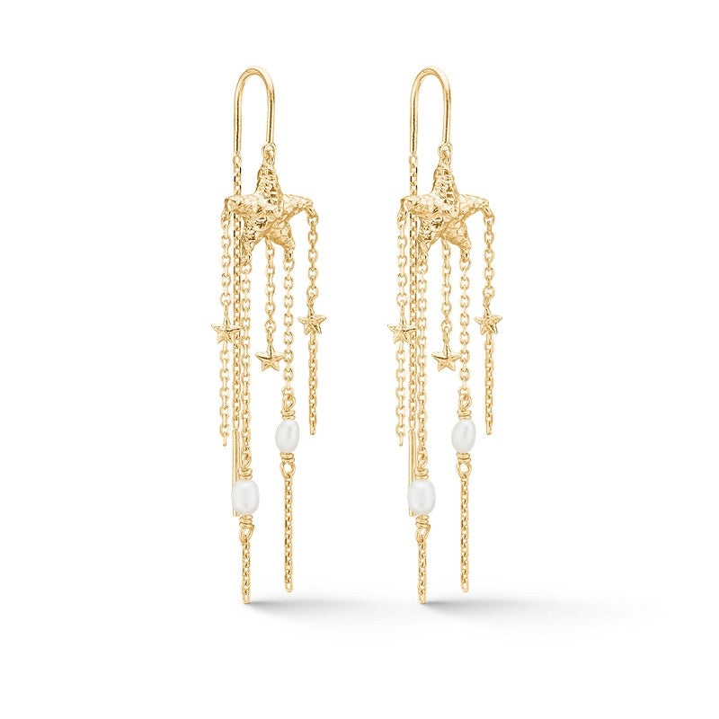 Starfish Lustre perleøreringe fra Studio Z i 14 kt forgyldt sølv med hvide ferskvandsperler og kæder på 50 mm.
